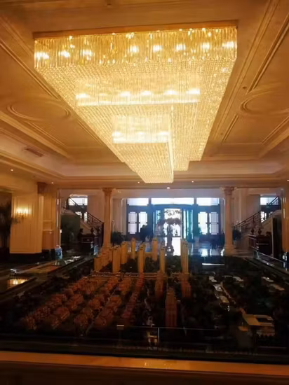 Lampadario a forma irregolare con streamer artistico, hall di hotel non standard, sala banchetti, illuminazione decorativa